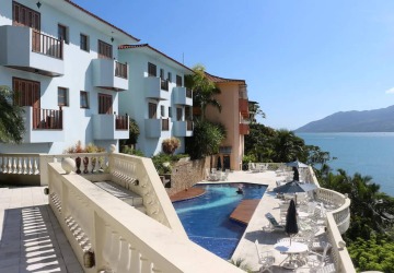 Vista para piscina e para o mar